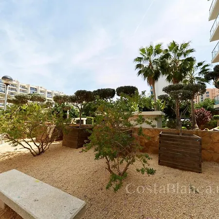 Luxurious, Newly-renovated Large 2-bedroom By The Beach *