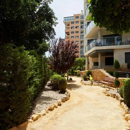 Luxurious, Newly-renovated Large 2-bedroom By The Beach *