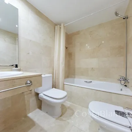 Luxurious, Newly-renovated Large 2-bedroom By The Beach Apartment *