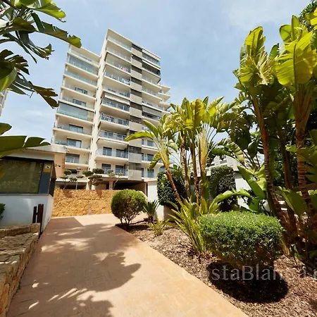 Apartment Luxurious, Newly-renovated Large 2-bedroom By The Beach *