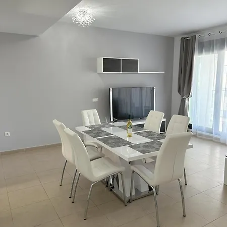 Luxurious, Newly-renovated Large 2-bedroom By The Beach Apartment