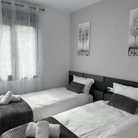 Apartment Luxurious, Newly-renovated Large 2-bedroom By The Beach