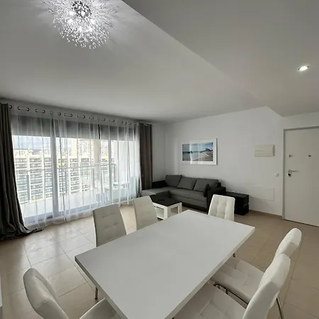 Apartment Luxurious, Newly-renovated Large 2-bedroom By The Beach *