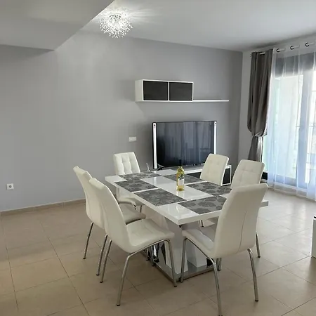 Luxurious, Newly-renovated Large 2-bedroom By The Beach Apartment
