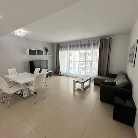 Luxurious, Newly-renovated Large 2-bedroom By The Beach Benidorm