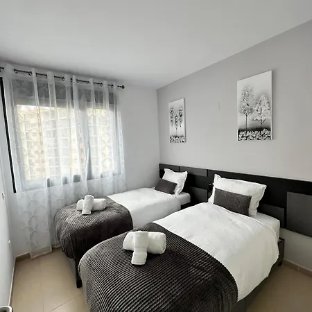 Luxurious, Newly-renovated Large 2-bedroom By The Beach