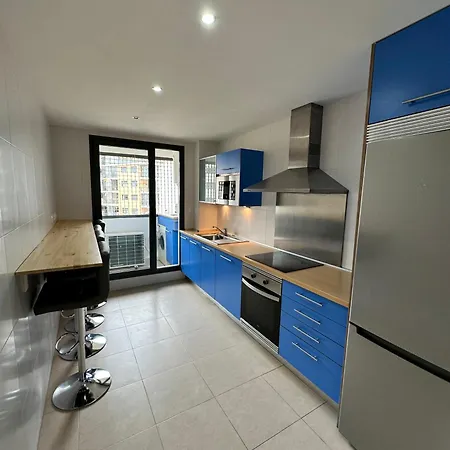 Apartment Luxurious, Newly-renovated Large 2-bedroom By The Beach