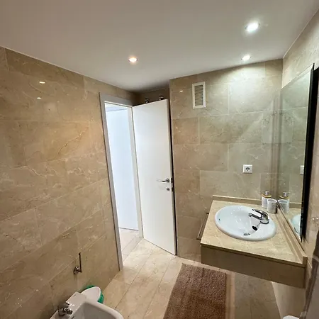 Luxurious, Newly-renovated Large 2-bedroom By The Beach Apartment
