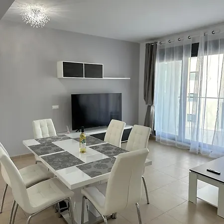 Apartment Luxurious, Newly-renovated Large 2-bedroom By The Beach *