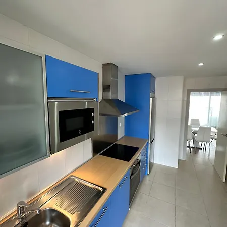 Luxurious, Newly-renovated Large 2-bedroom By The Beach *
