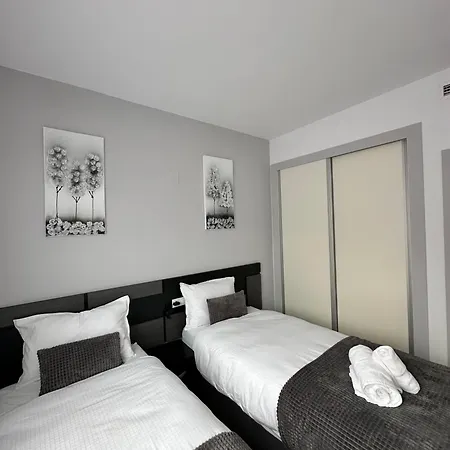 Luxurious, Newly-renovated Large 2-bedroom By The Beach Apartment *